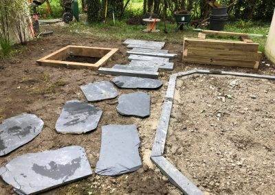 Installation des pas japonais et délimitation de la terrasse en bordures d'ardoise