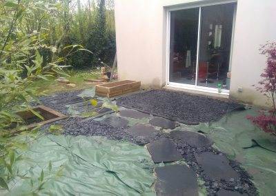 Paillettes d'ardoise pour la terrasse et création de la jardinière
