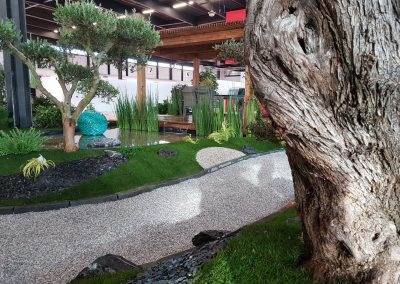 Les allées gravillonnées vous attendent pour découvrir le jardin!