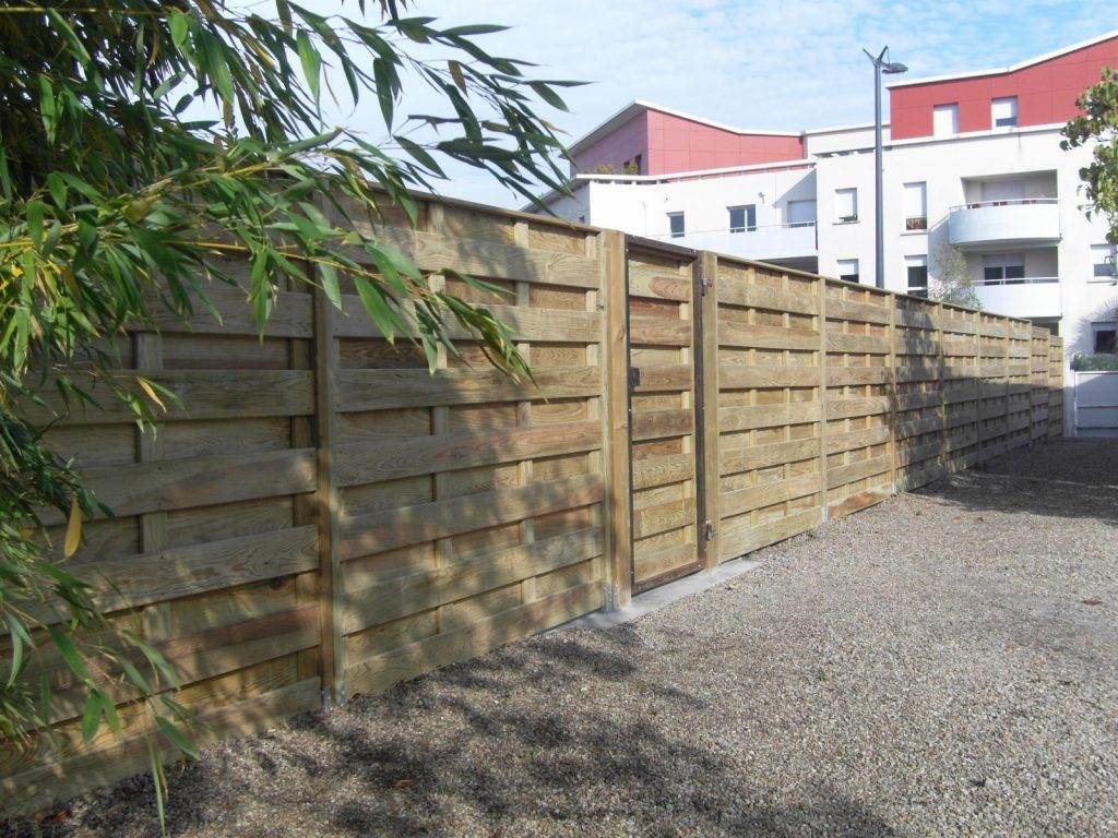 Clôture bois sur mesure - Intégration d'un portillon avec cadre métallique