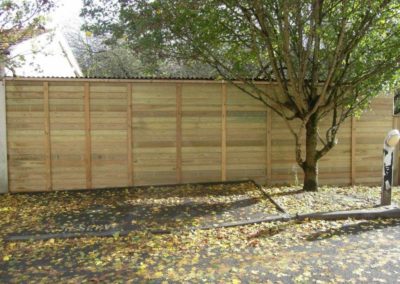 Habillage d'un garage, vue de l'extérieur avec renforts verticaux