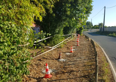 Les plots de béton vont pouvoir accueillir leurs poteaux