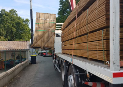 Arrivée des panneaux par camion