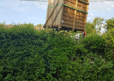 Les panneaux volent au-dessus de la haie...