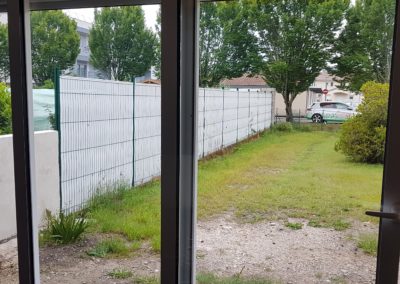 Vue sur le jardin des voisins bientôt cachée!