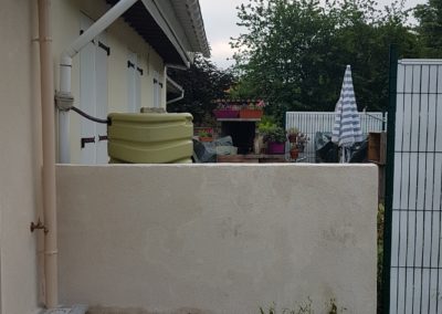Le muret en béton sera bientôt recouvert...