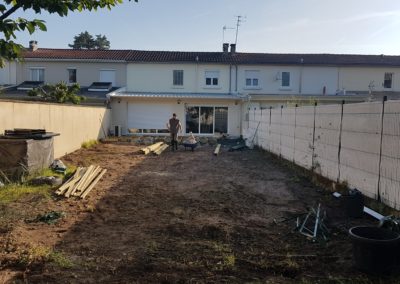 Pose des 1ères lambourdes de la terrasse