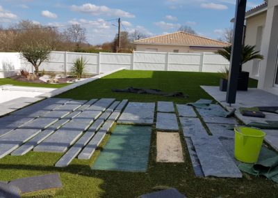 Pose des dalles d'ardoise entre la maison et la piscine