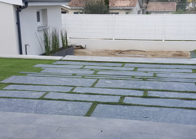 Chemin en dalles d'ardoise pour descendre à la piscine