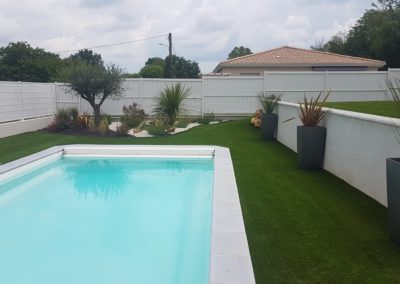 Les pots soulignent bien la profondeur du jardin