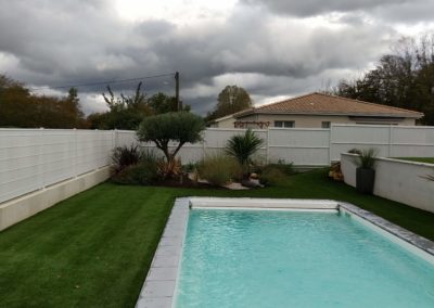 La terrasse de la piscine en composite anthracite