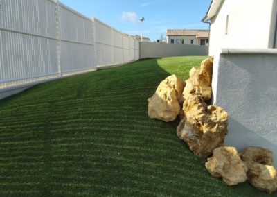 Rocailles pour souligner la descente vers la piscine