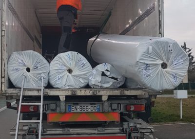 Arrivée des rouleaux de gazon synthétique