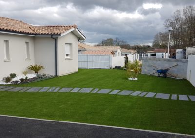 Chemin en dalles d'ardoise pour l'entrée de la maison