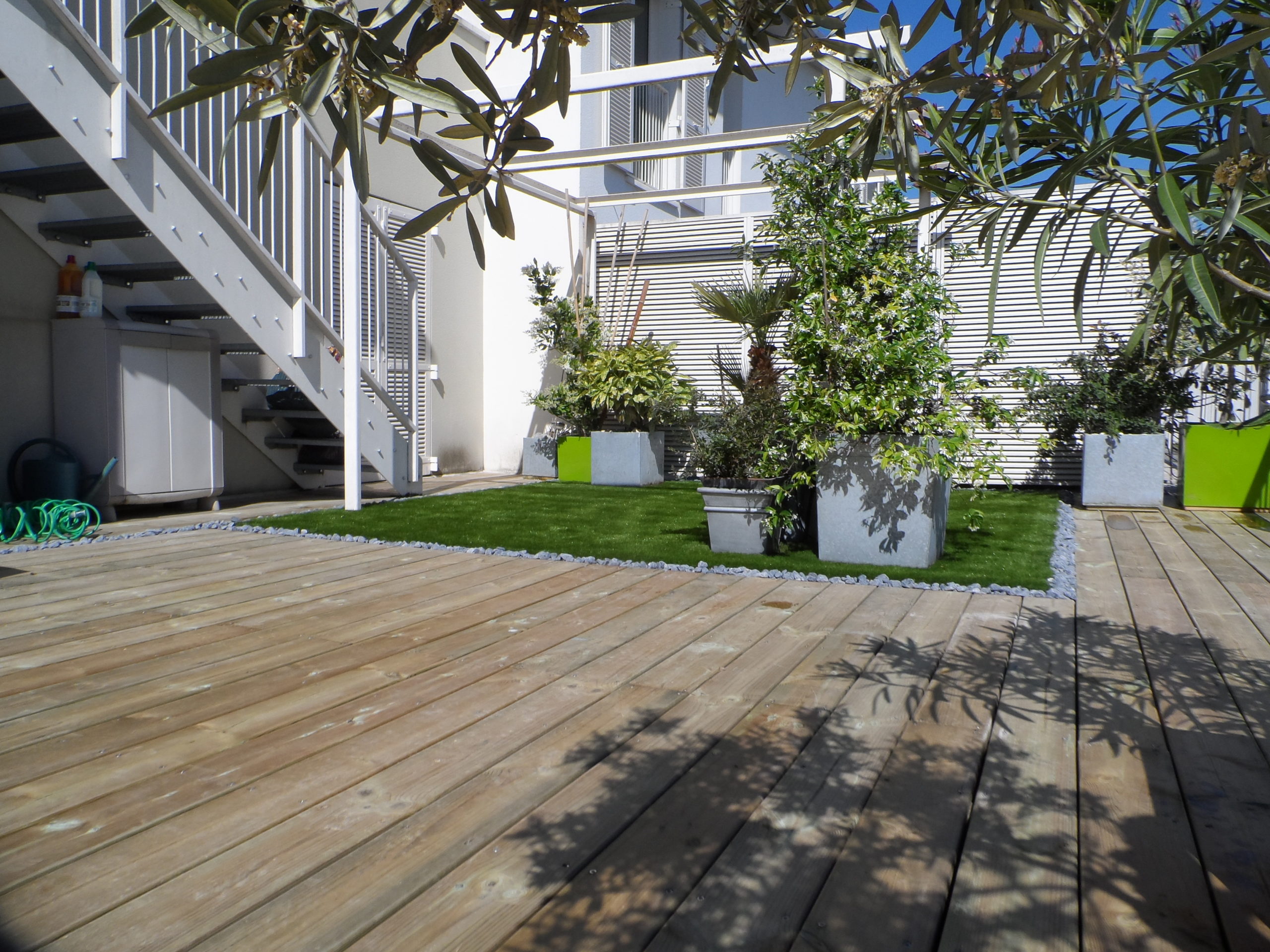 Mise en place des galets de basalte en tour de gazon