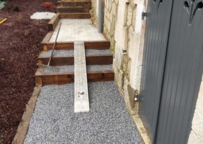 Mise en place des graviers dans l'escalier