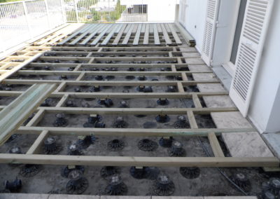 Mise en place des lambourdes sur les plots en pvc existants