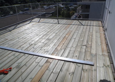 Pose des centaines de vis de fixation en inox