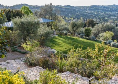 Jardin méditerranéen vue à l'horizon
