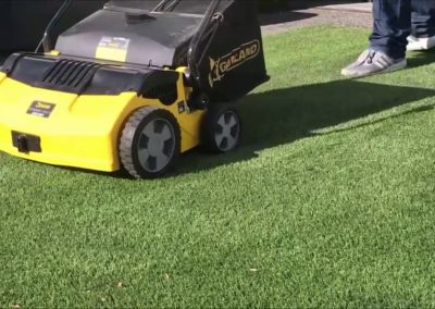 Robot aspirateur et brosseur