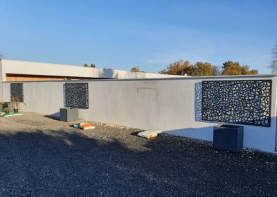 Pose de jardinières et de panneaux décoratifs taillés au laser.