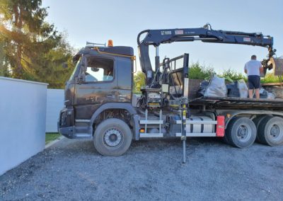 Arrivée des Rochers qui ceindront la terrasse de piscine en béton désactivé.