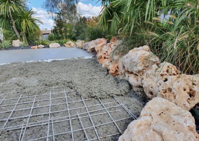 Réalisation de la terrasse en béton désactivé.