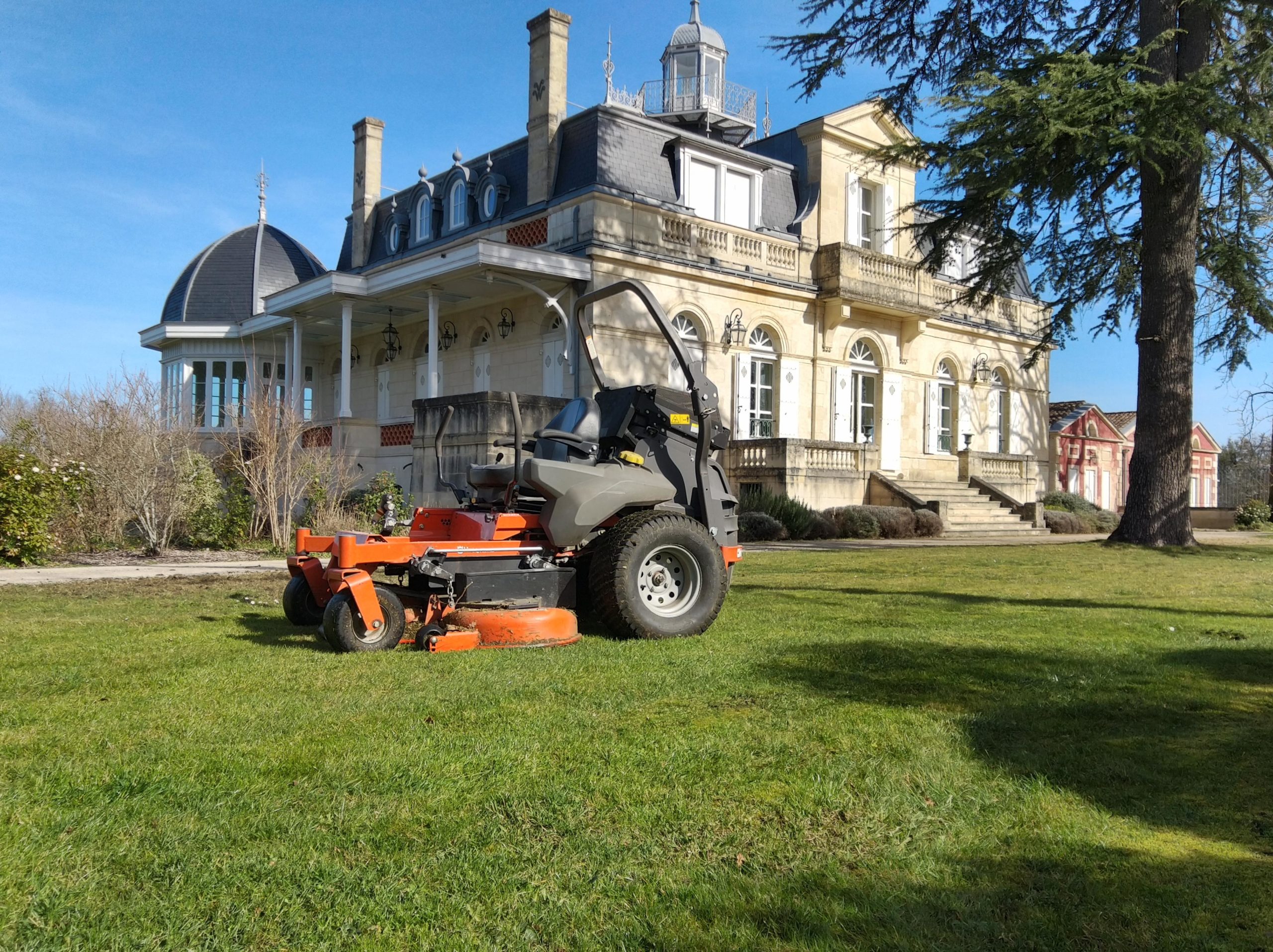 Tonte au Château Lamothe à Cénac