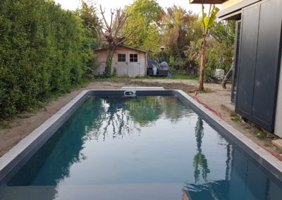 La piscine est en eau, ne manque plus que la verdure...