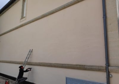 Pose de fils de tension pour accueillir les végétaux qui couvriront le mur.