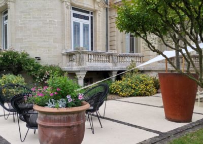 Plantations dans les pots de la terrasse du restaurant.