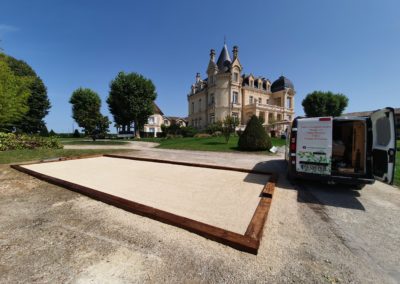 Nivelage et compactage de sablé concassé fin.
