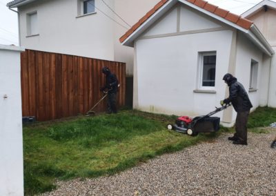 Tonte et débroussaillage sont de rigueur.