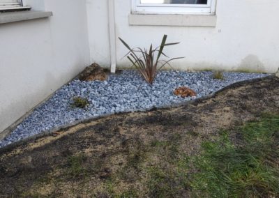 Création d'un petit massif dans le prolongement de la maison.