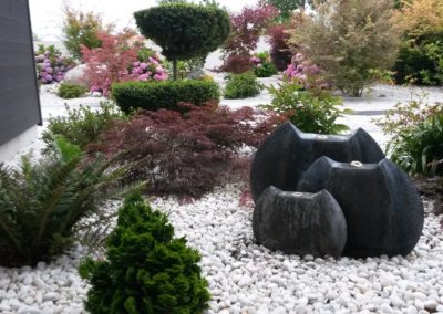 Fontaines vases dans le massif