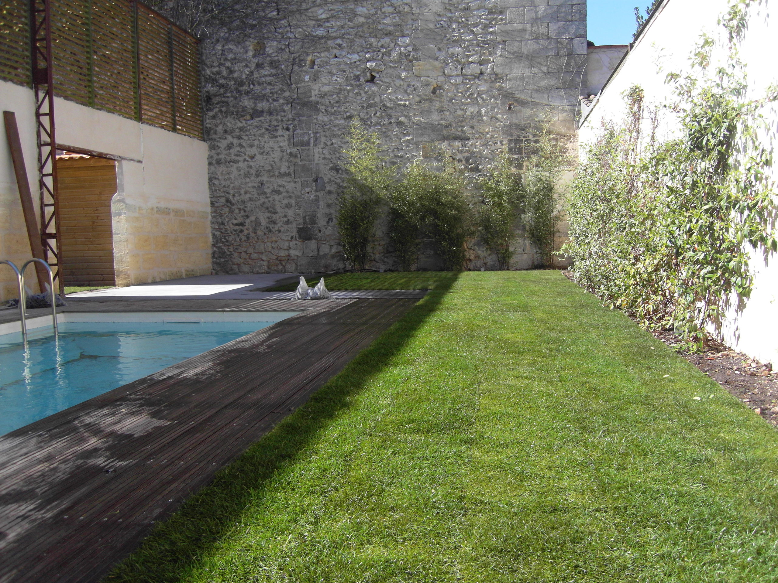 Gazon de placage en tour de piscine Gazon de placage en tour de piscine