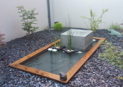 Bassin avec fontaine zen à débordement