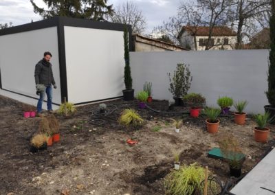Implantation des végétaux du massif attenant à la future zone de repas couverte