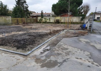 Mise en place des bordures en ardoise pour délimiter les zones paysagères