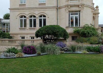 Le massif d'entrée du château, 1 an après