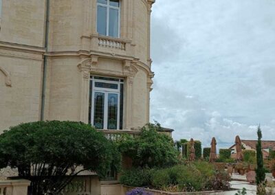 Le massif d'entrée du château, 1 an après
