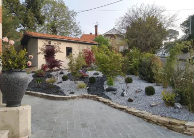Une bordure en rocailles