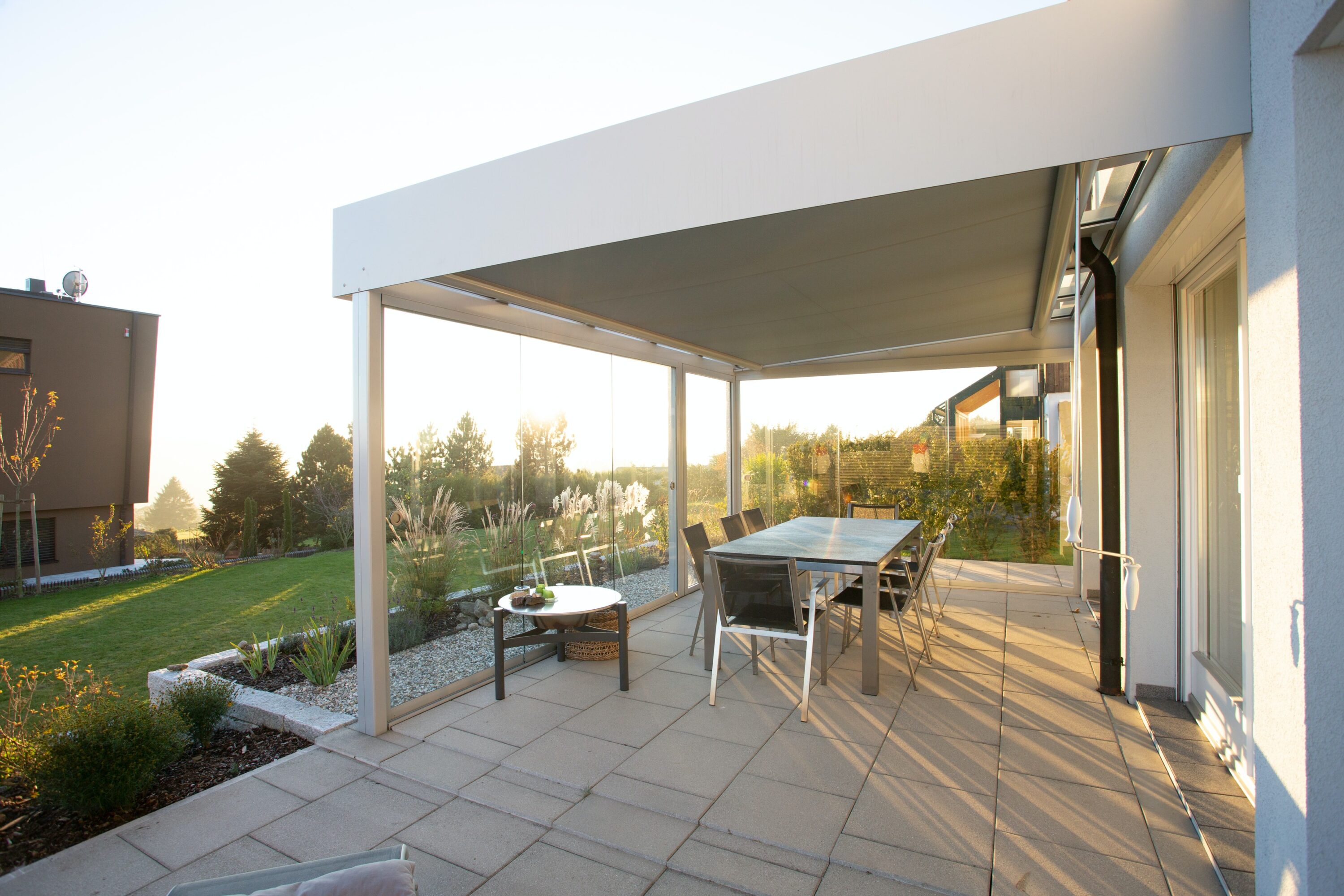 choisir une pergola adossée pour créer un prolongement de votre espace de vie
